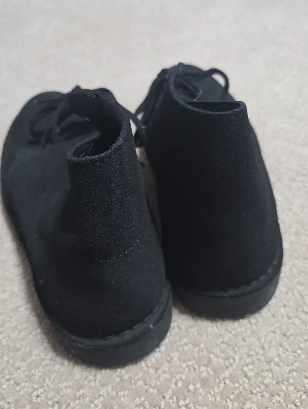 Clarks Desert Boots featuring two-eyelet lace-up chukka Suede Black Mens 8.5M